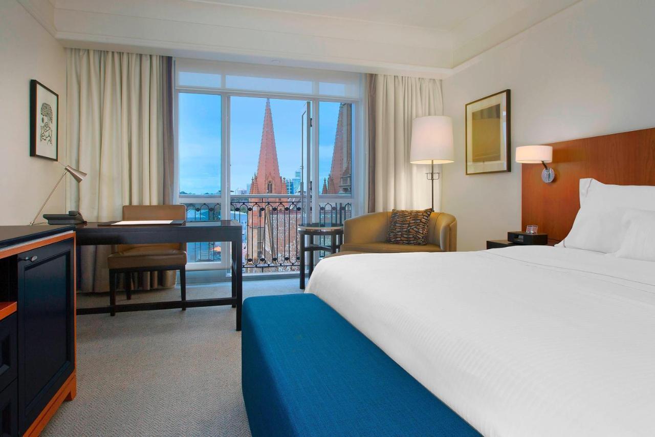 Отель The Westin Мельбурн Экстерьер фото A guest room at the Hilton San Francisco